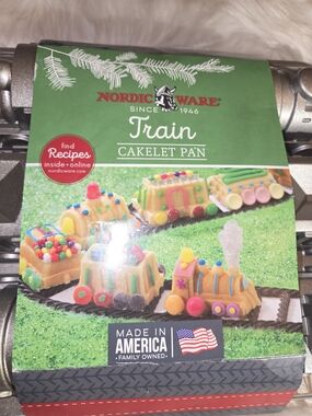 NWT Nordic Ware Train Cakelet Pan